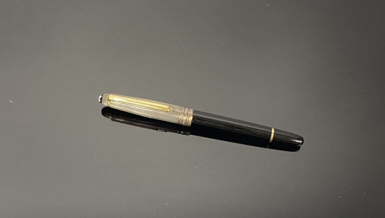 MONTBLANC - Stylo à plume modèle Meisterstuck en or blanc (18K) laqué noir, le…