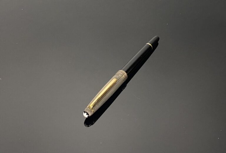 MONTBLANC - Stylo à plume modèle Meisterstuck en or blanc (18K) laqué noir, le…