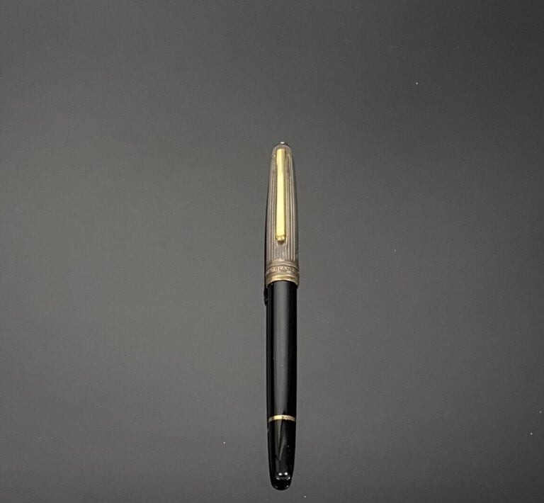 MONTBLANC - Stylo à plume modèle Meisterstuck en or blanc (18K) laqué noir, le…