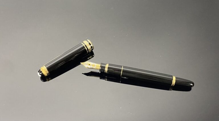 MONTBLANC - Stylo plume "Meisterstuck hommage à Mozart", le corps en résine noi…