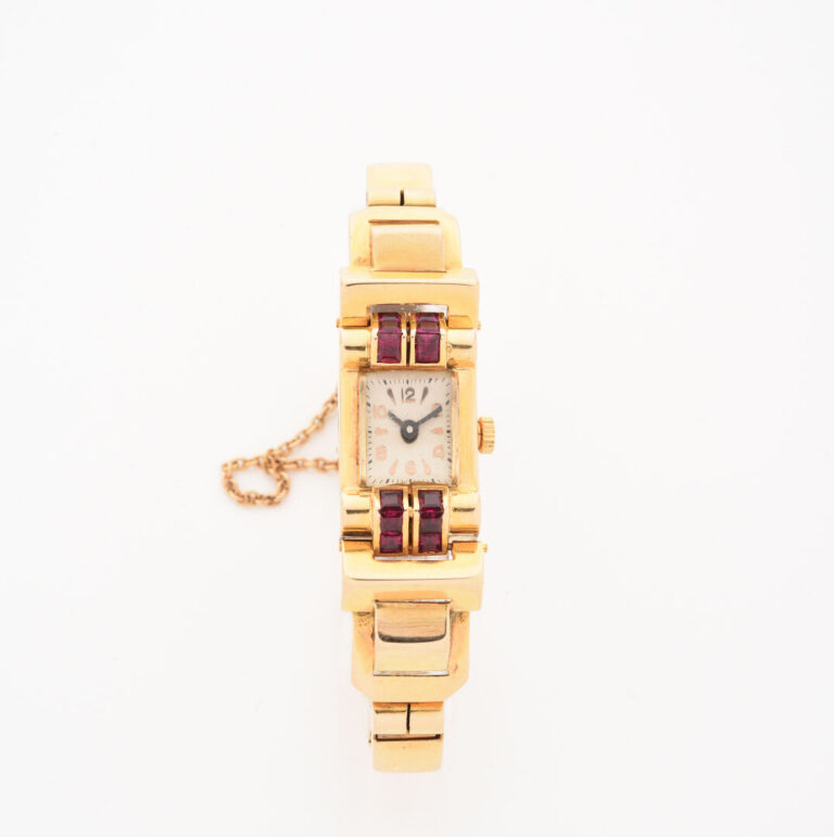 *Montre bracelet de dame en or jaune (750), boîtier rectangulaire à verre bombé…