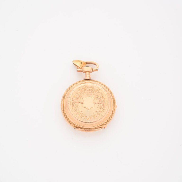 Montre de col en or jaune (750), boîtier à décor ciselé de cartouche, frise feu…
