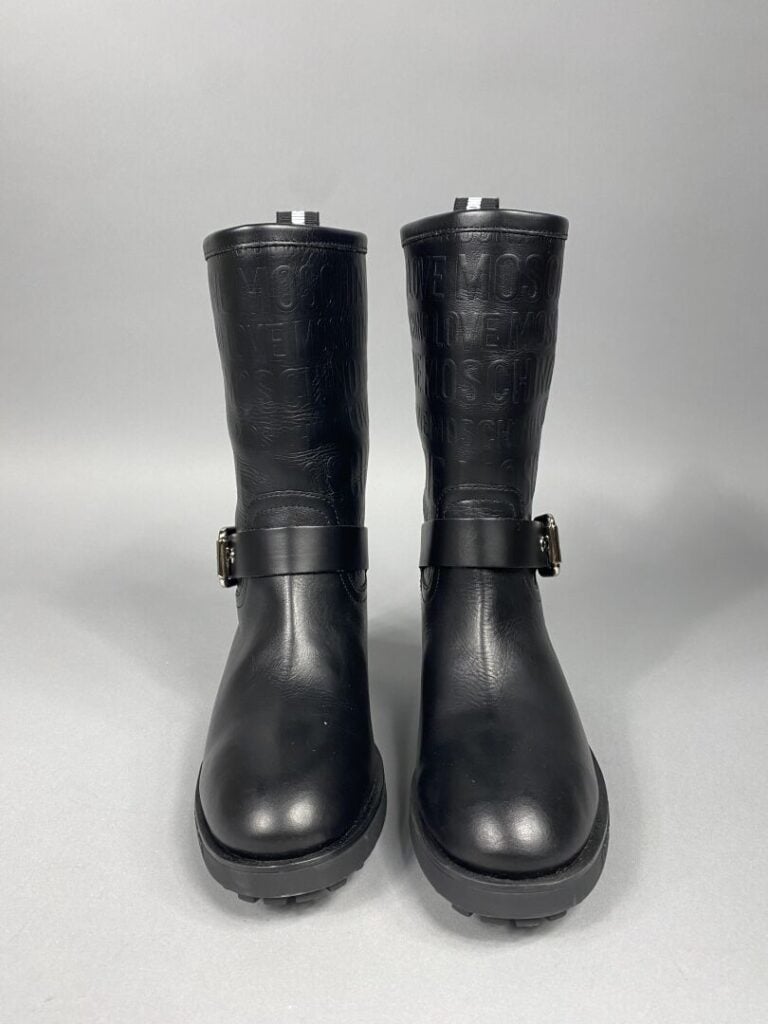 MOSCHINO - Paire de bottes plates à bout arrondi en cuir noir, boucle en métal…