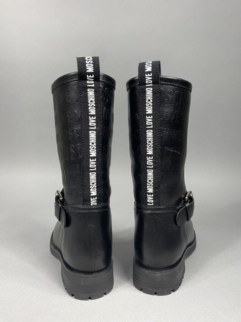 MOSCHINO - Paire de bottes plates à bout arrondi en cuir noir, boucle en métal…