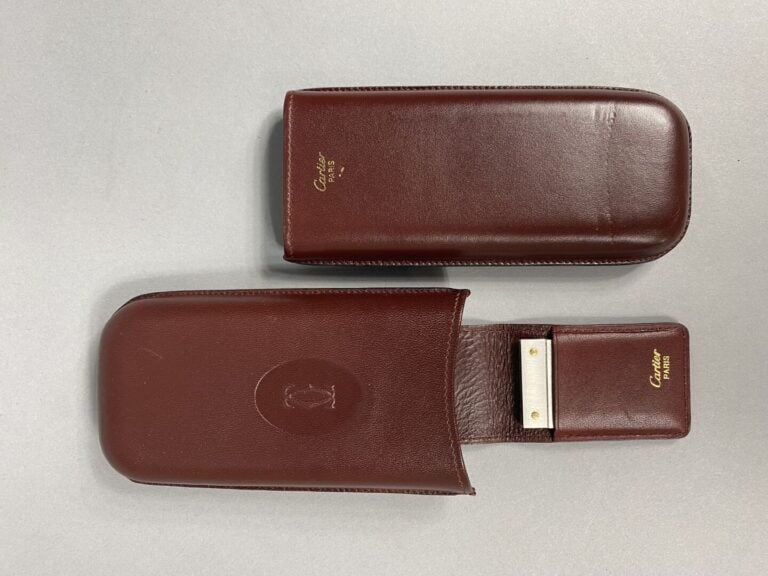 Must de CARTIER - Etui à cigares en cuir bordeaux et coupe-cigare en acier modè…