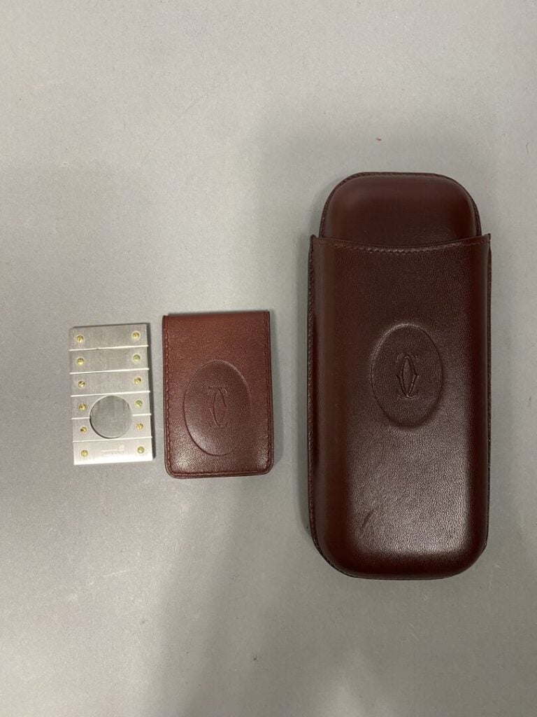 Must de CARTIER - Etui à cigares en cuir bordeaux et coupe-cigare en acier modè…