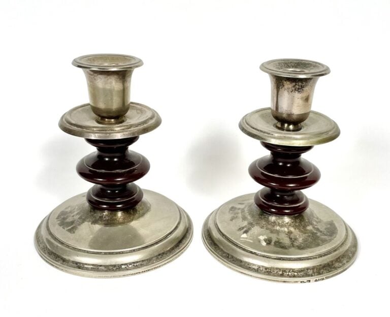 Paire de BOUGEOIRS bas en métal argenté à piétement circulaire et ombilic émail…