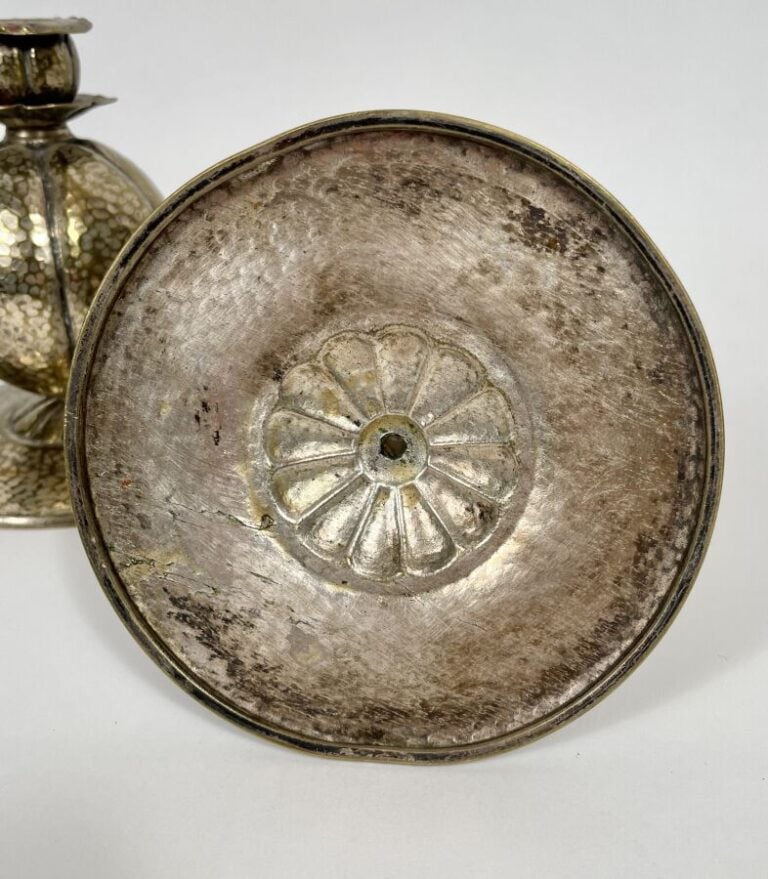 Paire de bougeoirs en métal martelé et patiné à corps sphérique côtelé et bobèc…