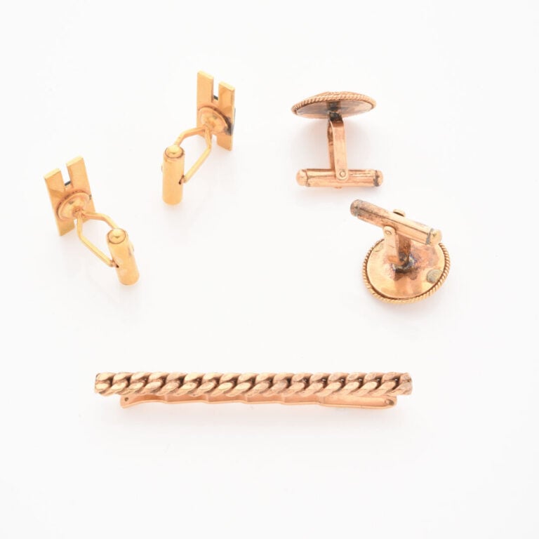 *Paire de boutons de manchette ronds en or jaune (750) à motif filigrané soulig…