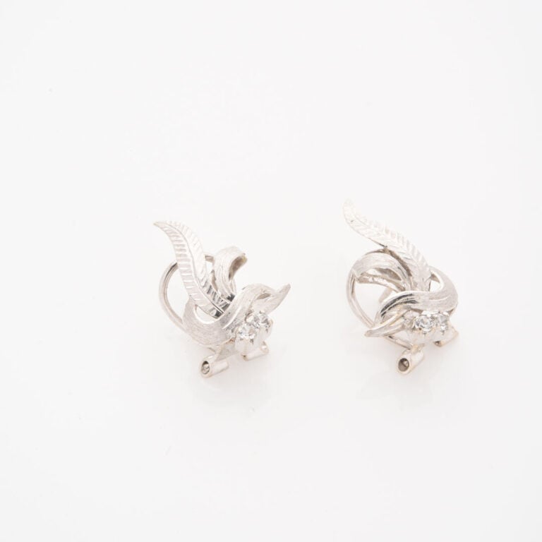 *Paire de clips d'oreille en or gris (750) en forme de feuille partiellement am…