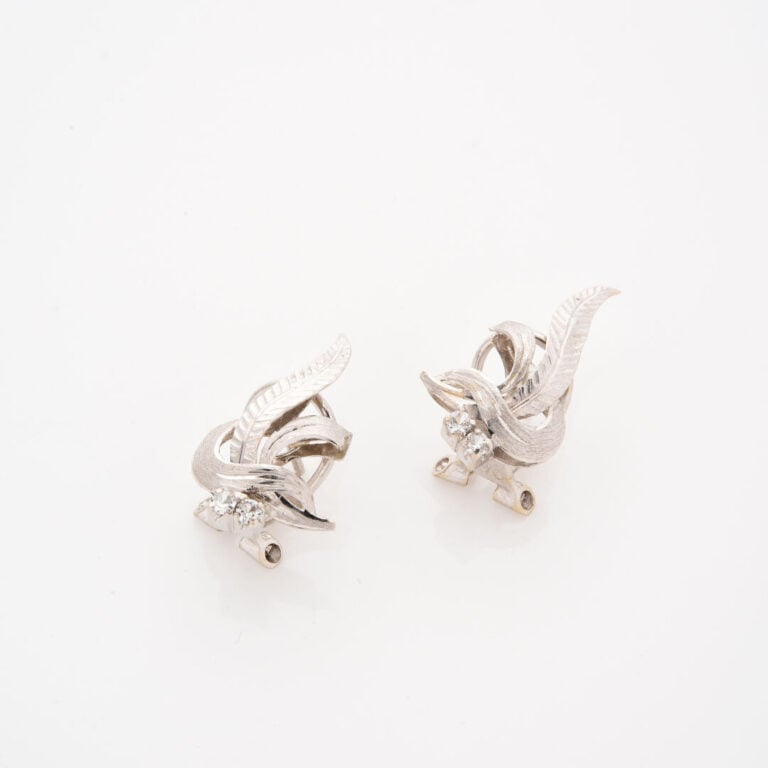 *Paire de clips d'oreille en or gris (750) en forme de feuille partiellement am…