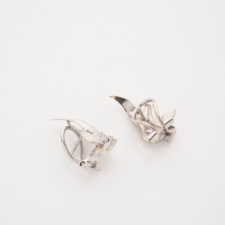*Paire de clips d'oreille en or gris (750) en forme de feuille partiellement am…