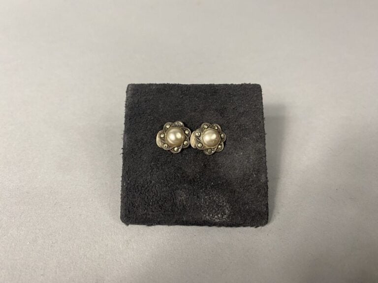 Paire de clips d'oreilles en argent (800) ornés de boutons de perle fantaisie e…