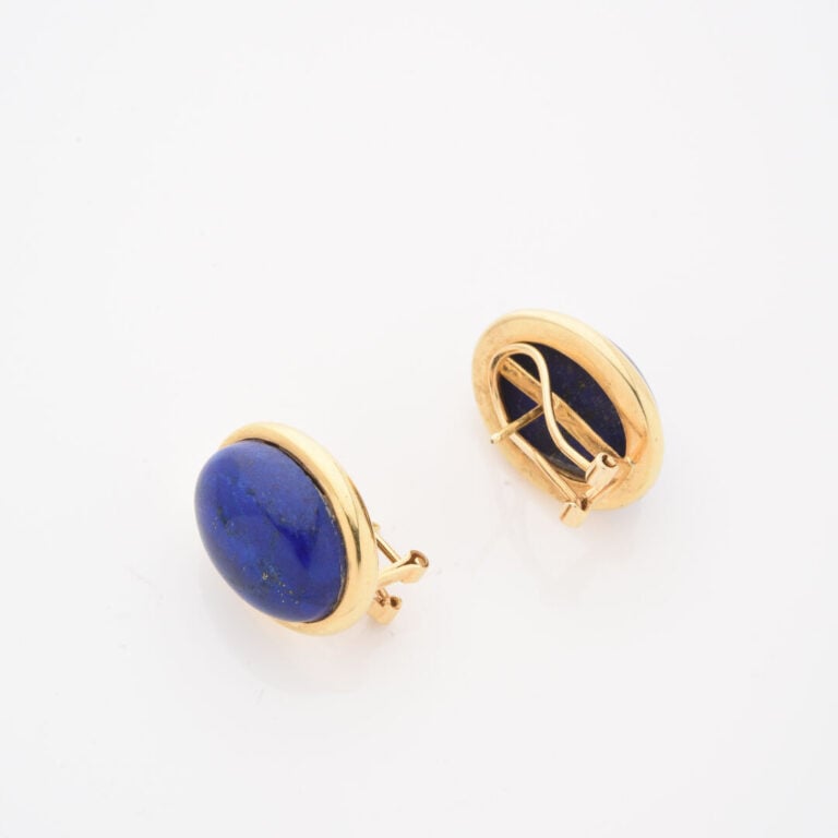 *Paire de clips d'oreilles en or jaune (585) ornés d'un cabochon ovale de lapis…