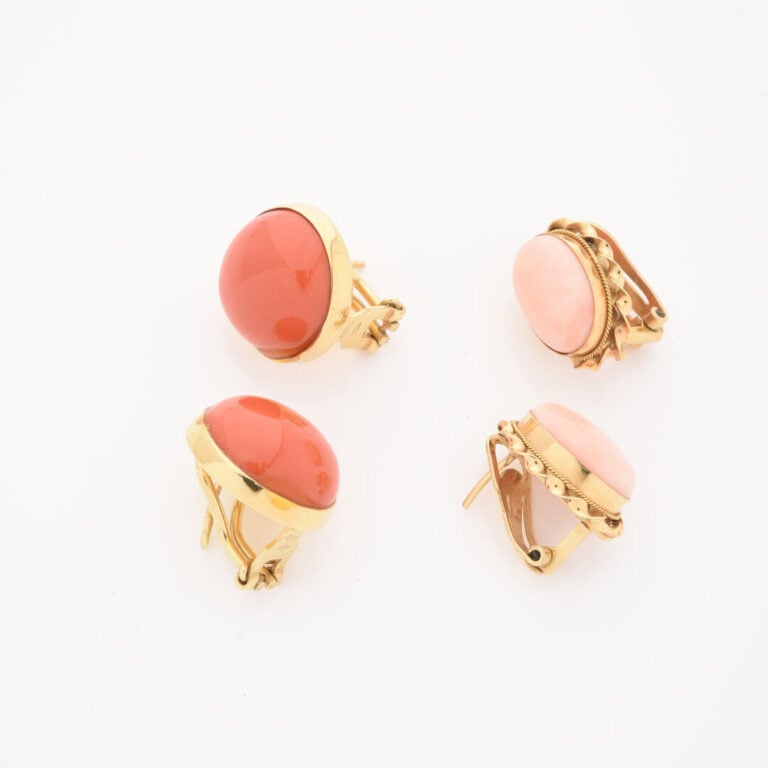 *Paire de clips d'oreilles en or jaune (750) ornés d'un cabochon rond de corail…