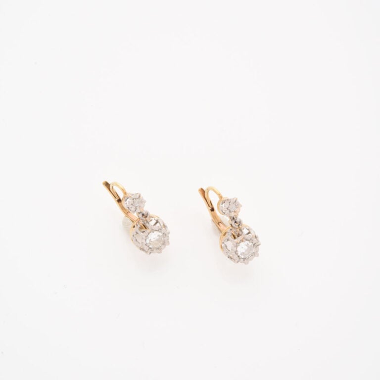Paire de dormeuses en ors jaune et gris (750) ornées d'un diamant demi-taille s…