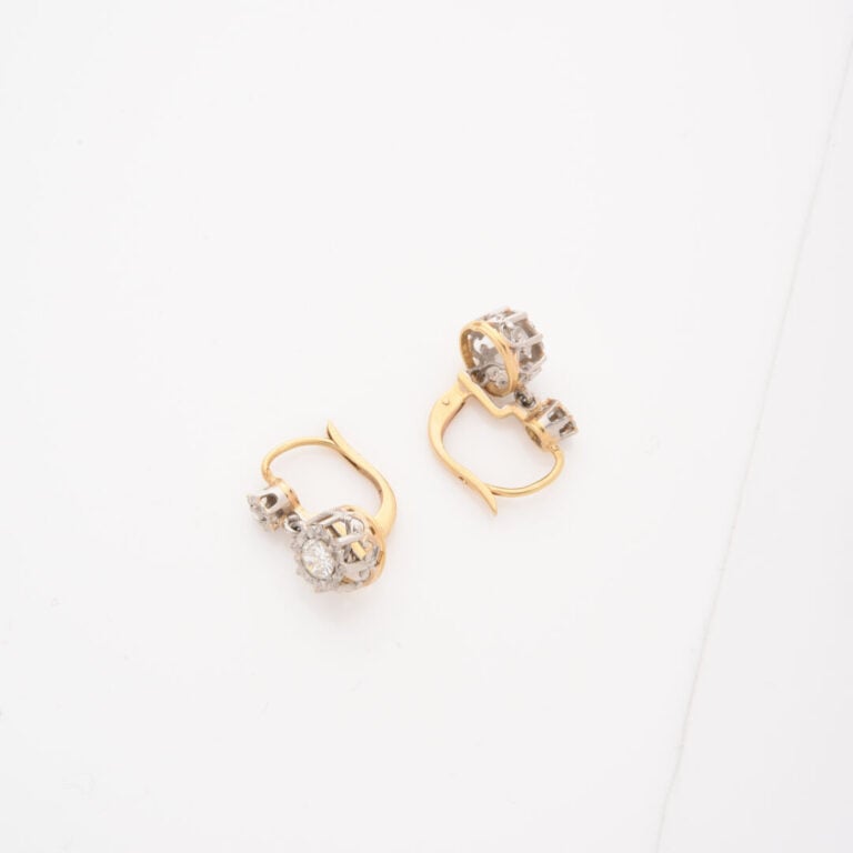 Paire de dormeuses en ors jaune et gris (750) ornées d'un diamant demi-taille s…