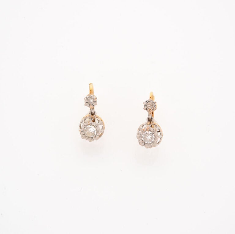 Paire de dormeuses en ors jaune et gris (750) ornées d'un diamant demi-taille s…