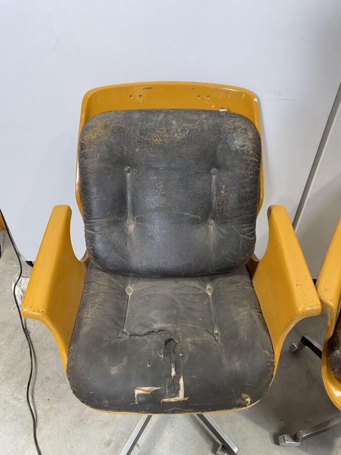 Paire de fauteuils de bureau coques jaune (STOLL GIROFLEX 7103 et 7113) - 102 x…