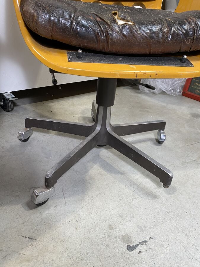Paire de fauteuils de bureau coques jaune (STOLL GIROFLEX 7103 et 7113) - 102 x…