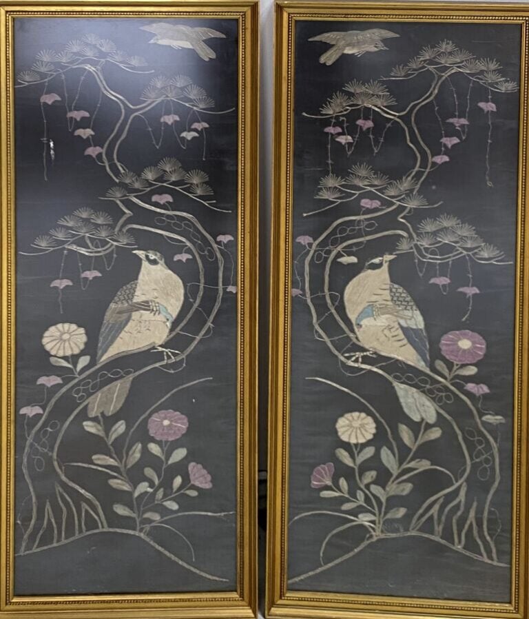Paire de panneaux en soie brodés à décor de faucons (103 x 41 cm) - - Lot à ret…