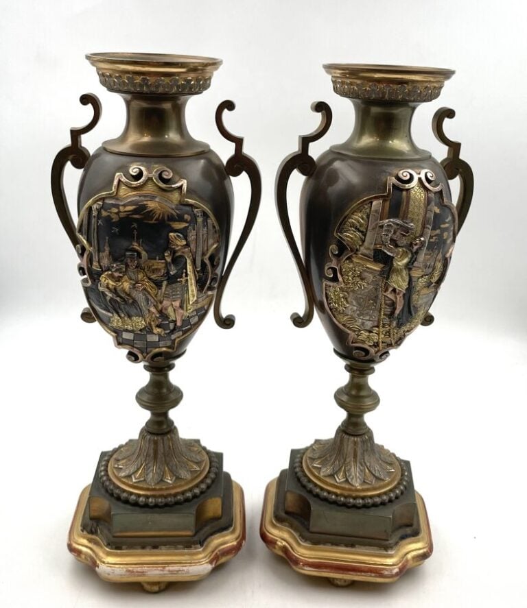 Paire de vases urnes à anses formant supports de coupes en bronze patiné à déco…