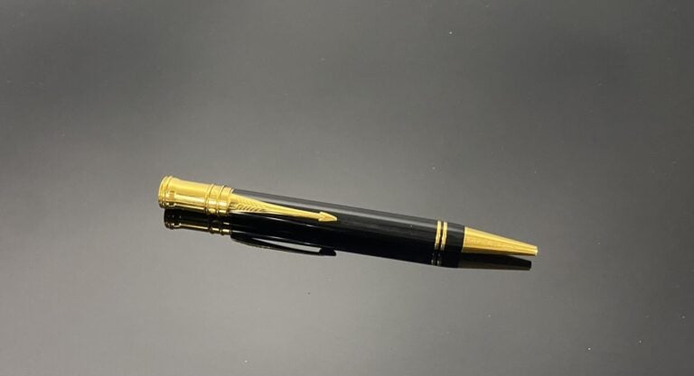 PARKER - Stylo bille en métal doré et résine noire - On joint un autre stylo bi…