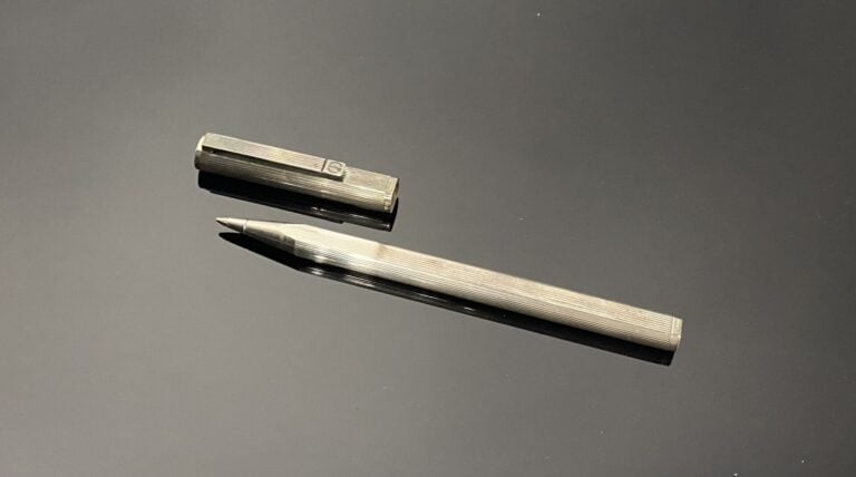 PARKER - Stylo bille en métal doré et résine noire - On joint un autre stylo bi…