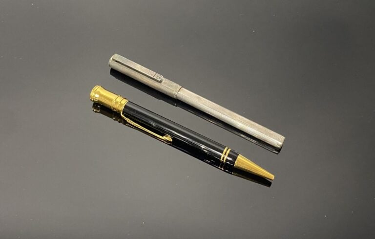 PARKER - Stylo bille en métal doré et résine noire - On joint un autre stylo bi…