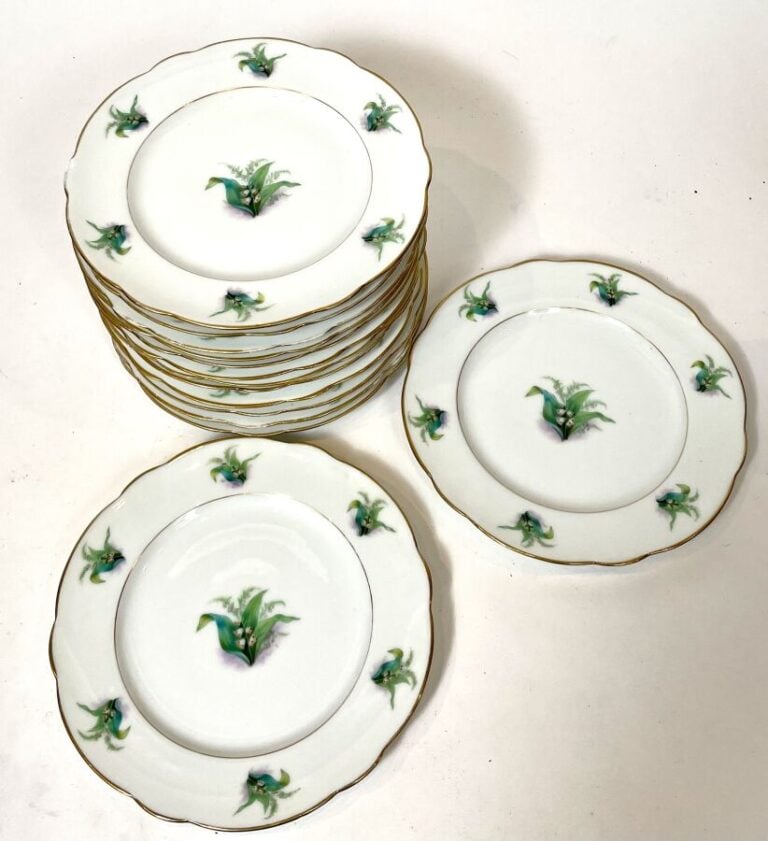 Partie de service à dessert en porcelaine à motif de muguet comprenant 24 assie…