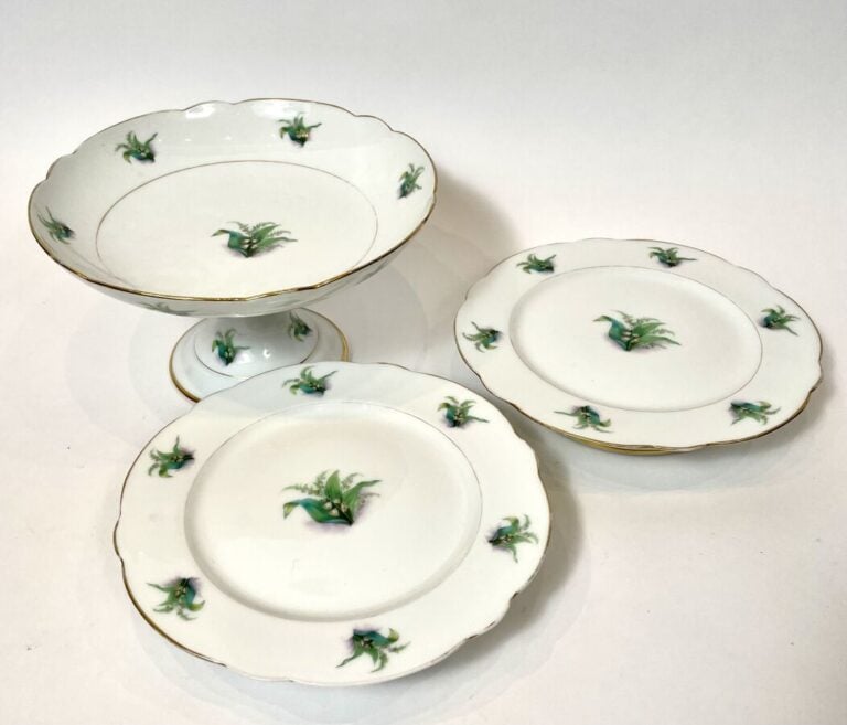 Partie de service à dessert en porcelaine à motif de muguet comprenant 24 assie…