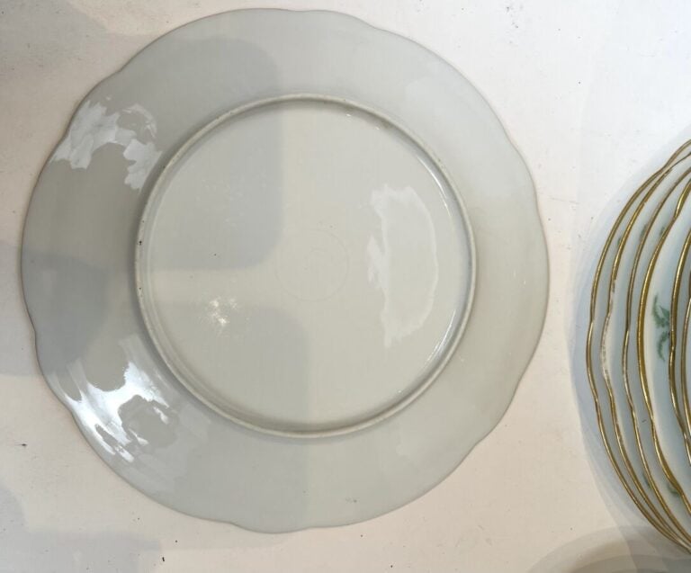 Partie de service à dessert en porcelaine à motif de muguet comprenant 24 assie…