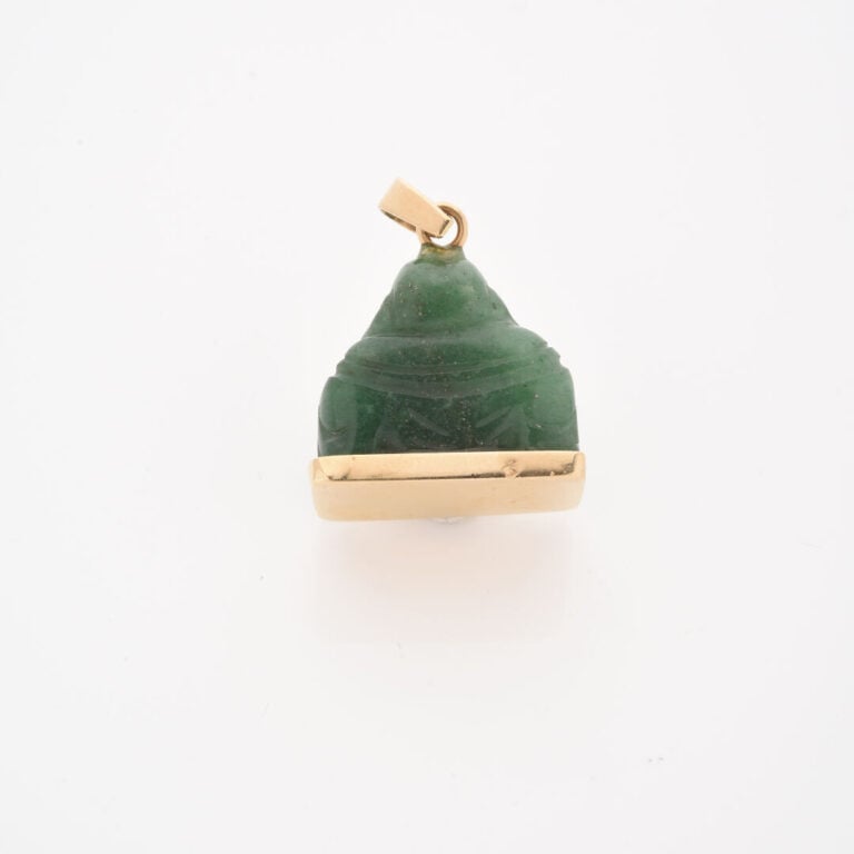*Pendentif Bouddha assis en or jaune (750) et pierre verte sculptée, portant un…