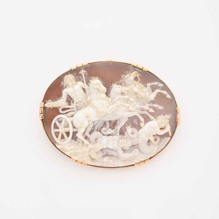 *Pendentif camée en or jaune (750) orné d'une scène mythologique figurant Zeus…