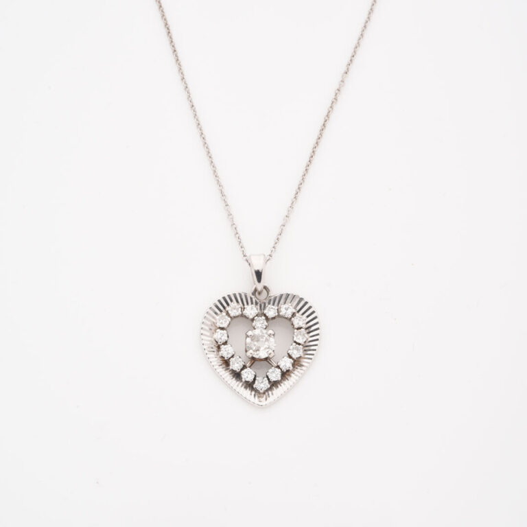 Pendentif Coeur en or gris (750) ajouré orné de diamants tailles ancienne et br…