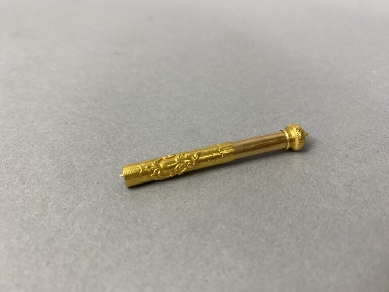 Pendentif cure-dent en or jaune (750) à décor de cartouche feuillagé sur fond d…