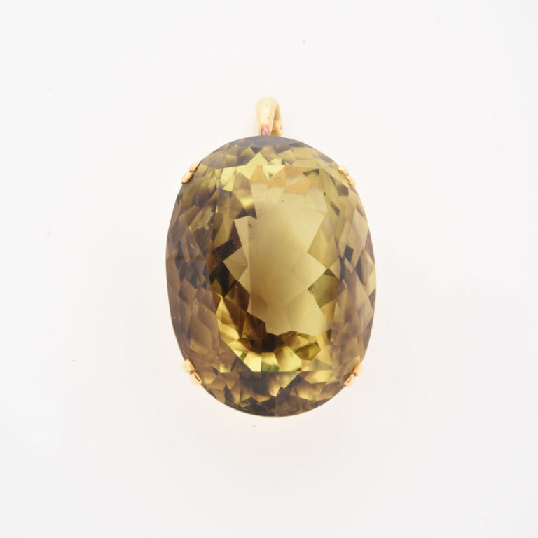 Pendentif en or jaune (750) orné d'un important quartz fumé de taille ovale fac…