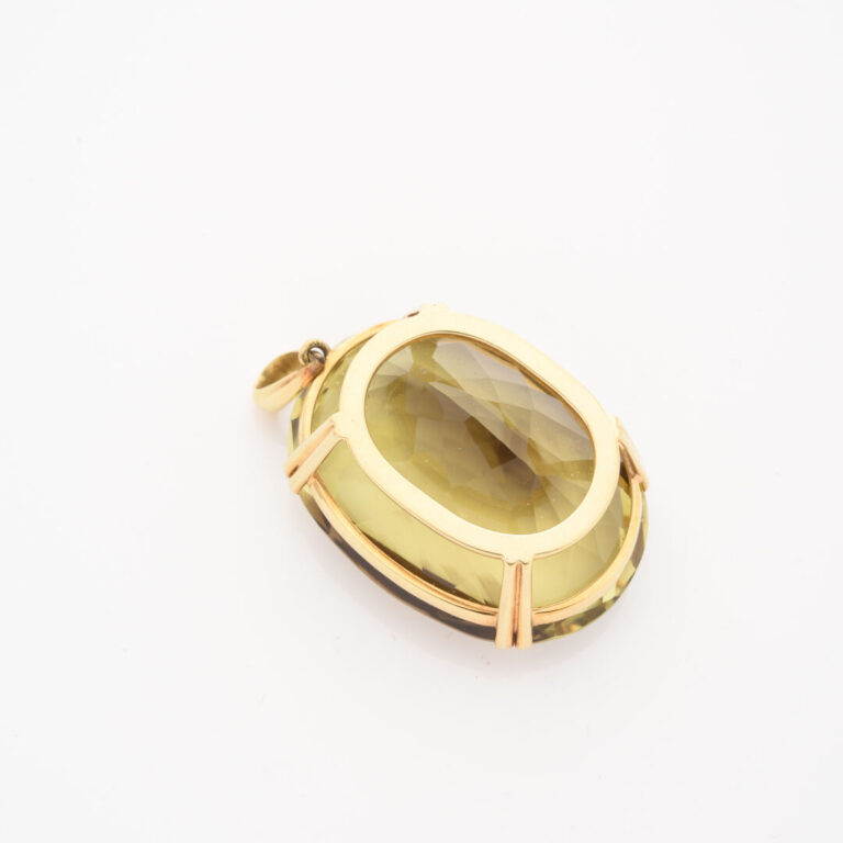 Pendentif en or jaune (750) orné d'un important quartz fumé de taille ovale fac…