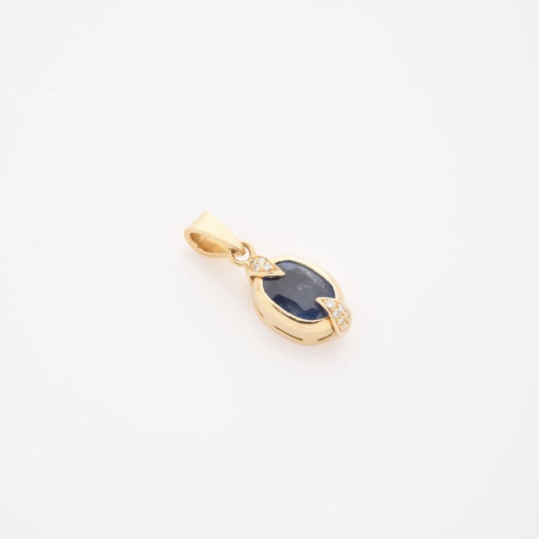 *Pendentif en or jaune (750) orné d'un saphir de taille ovale facettée en serti…