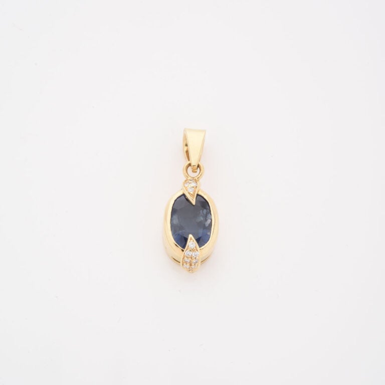 *Pendentif en or jaune (750) orné d'un saphir de taille ovale facettée en serti…