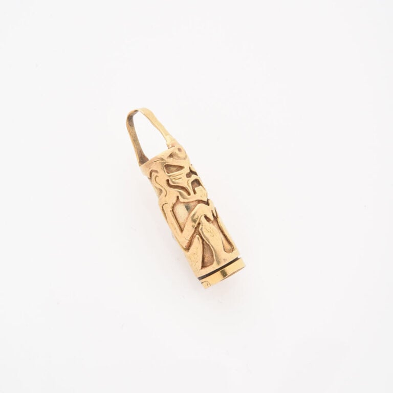 *Pendentif figurant un Tiki en or jaune (375), la base se dévisse pour dissimul…