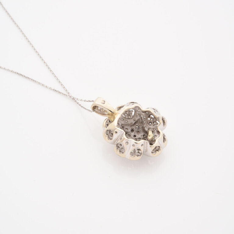 *Pendentif Fleur en or gris (750) entièrement pavé de diamants taille brillant…