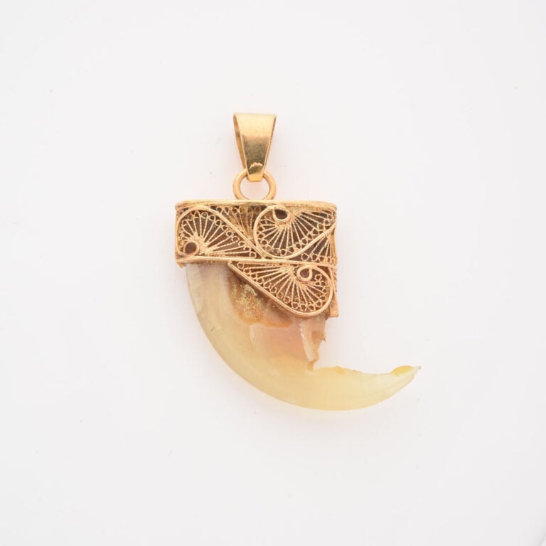 *Pendentif griffe en or jaune (750) à décor filigrané - Poids brut : 7.7 g - (a…