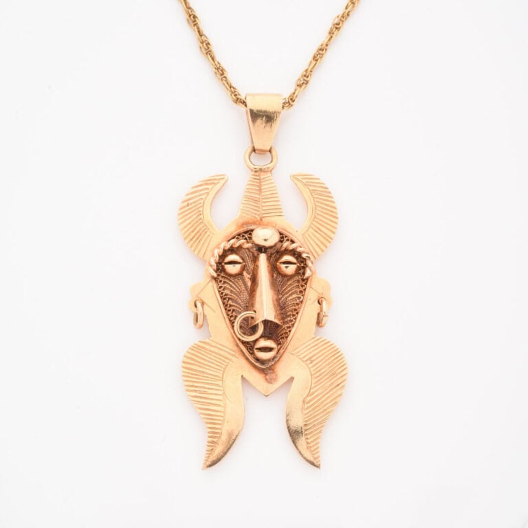 Pendentif Masque en or jaune (750) à décor ciselé et filigrané - Travail du Bén…