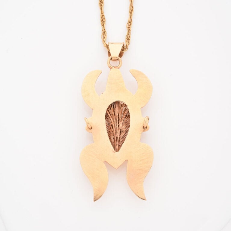 Pendentif Masque en or jaune (750) à décor ciselé et filigrané - Travail du Bén…