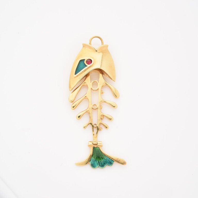 *Pendentif Poisson articulé en or jaune (750) émaillé vert, l'oeil serti d'un c…
