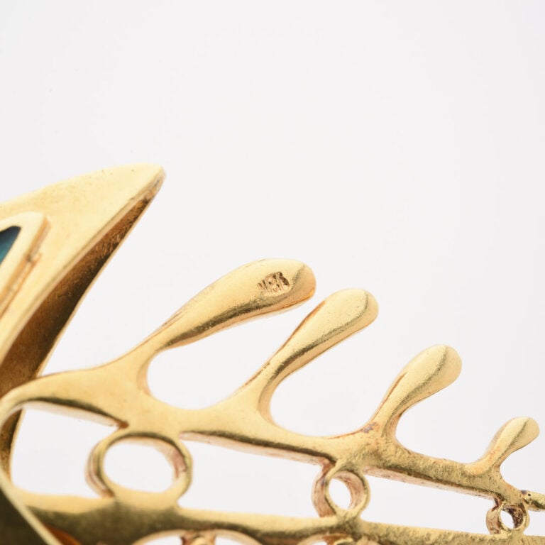 *Pendentif Poisson articulé en or jaune (750) émaillé vert, l'oeil serti d'un c…