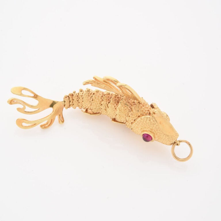 *Pendentif Poisson articulé en or jaune (750), le corps à décor guilloché, l'oe…