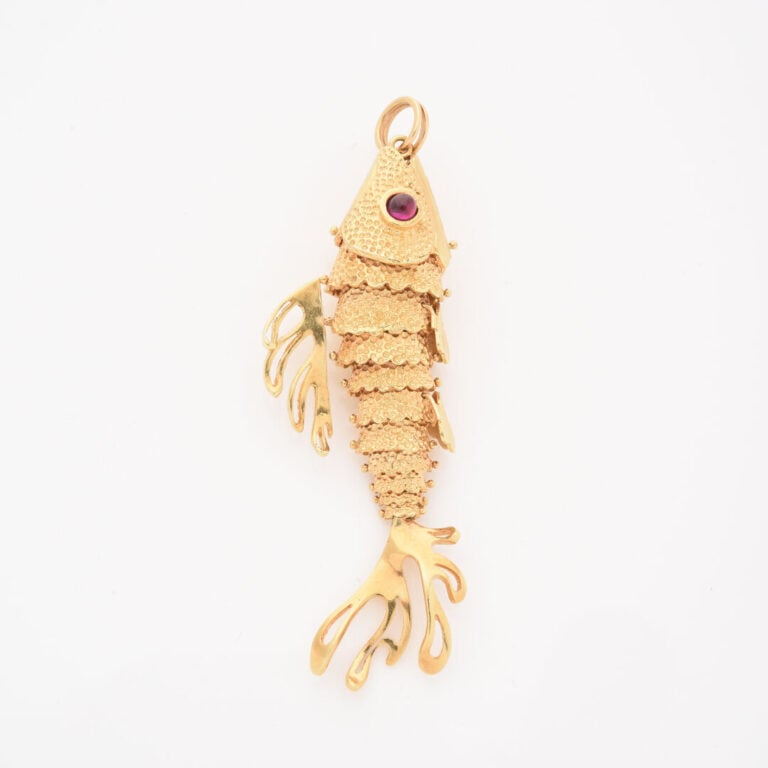 *Pendentif Poisson articulé en or jaune (750), le corps à décor guilloché, l'oe…