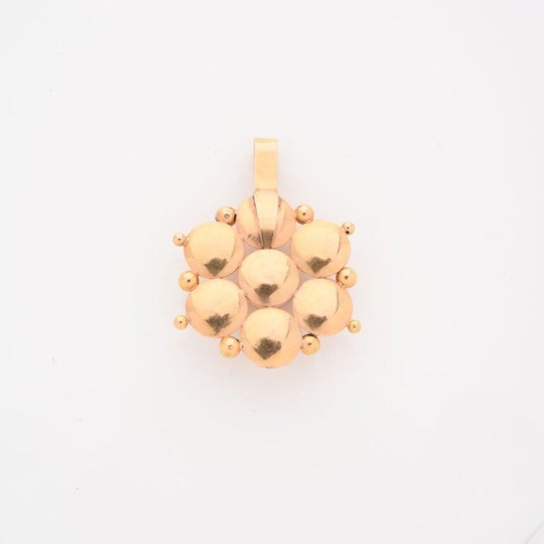 Pendentif Rose du Velay en or jaune (750) orné de pierres d'imitation sur paill…